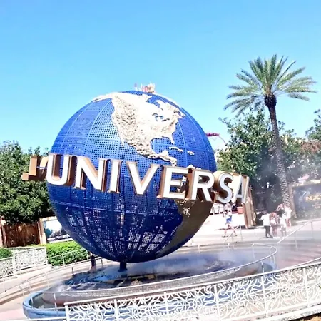 Next To Universal! 2Bedroom-2Bath-Many Indoor Plants
